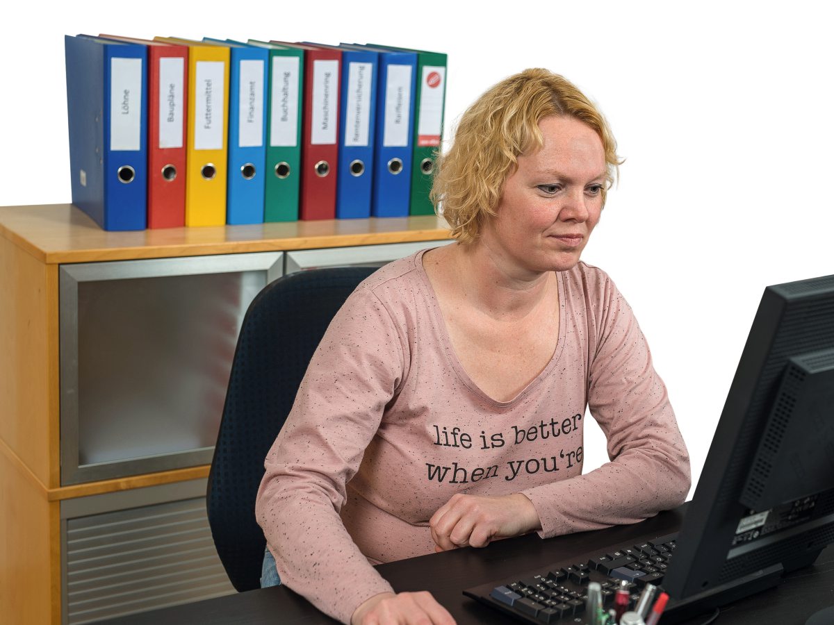 Eine Frau sitzt im Agrarbüro am Schreibtisch