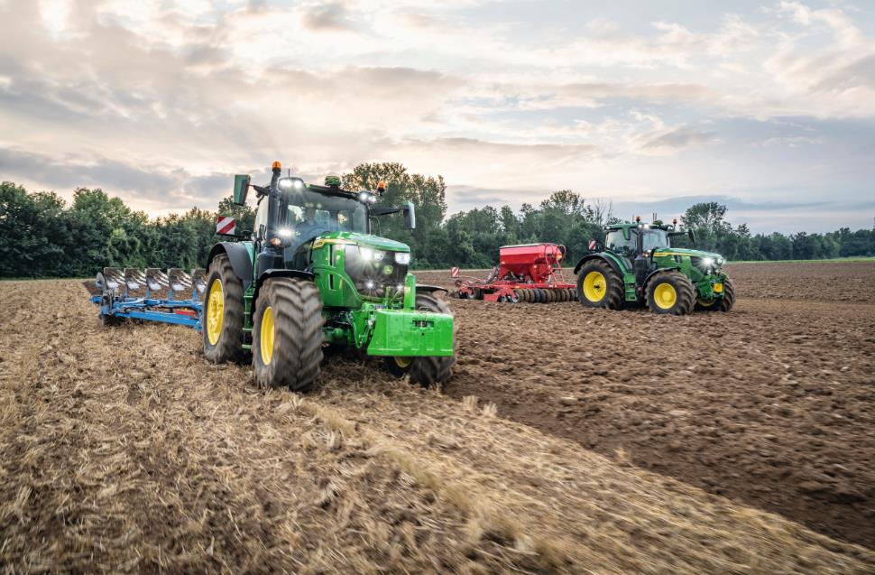John Deere Traktoren bei der Aussaat