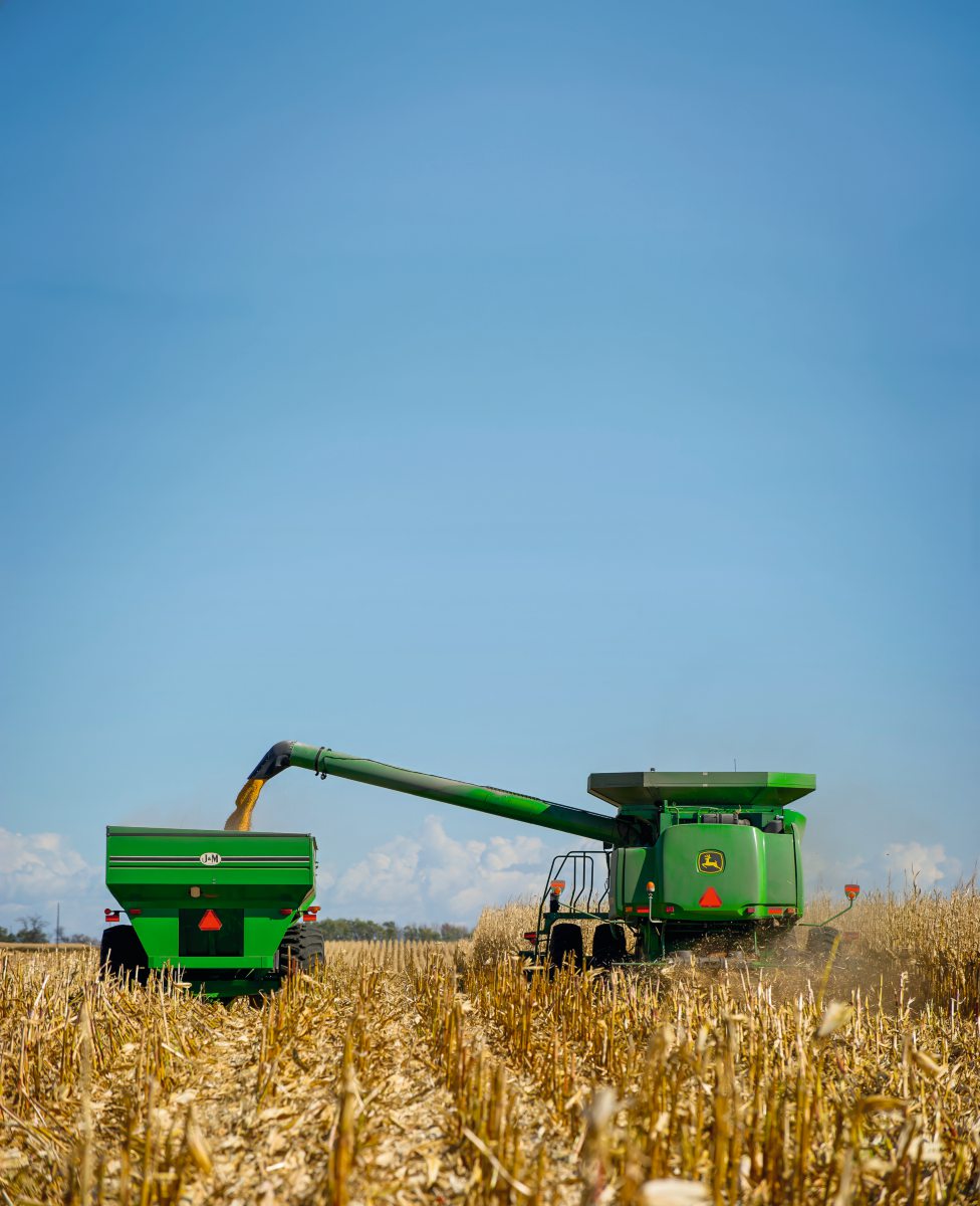 John Deere Mähdrescher erntet Körnermais