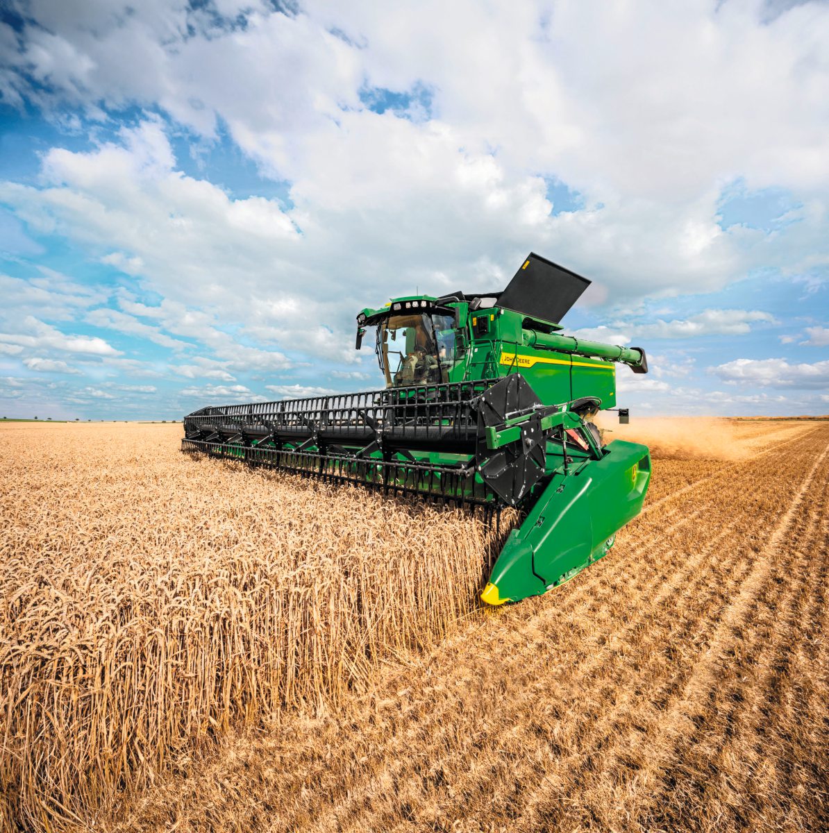 John Deere Mähdrescher im Weizen 