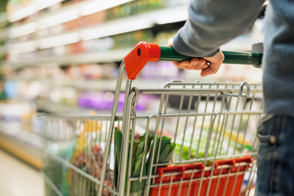 Einkaufswagen im Supermarkt