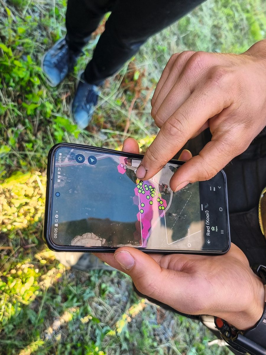 Smartphone mit App auf der virtuelle Zäune sichtbar sind