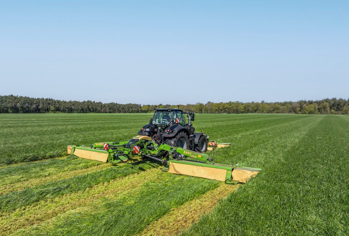 Ein Traktor mäht Gras