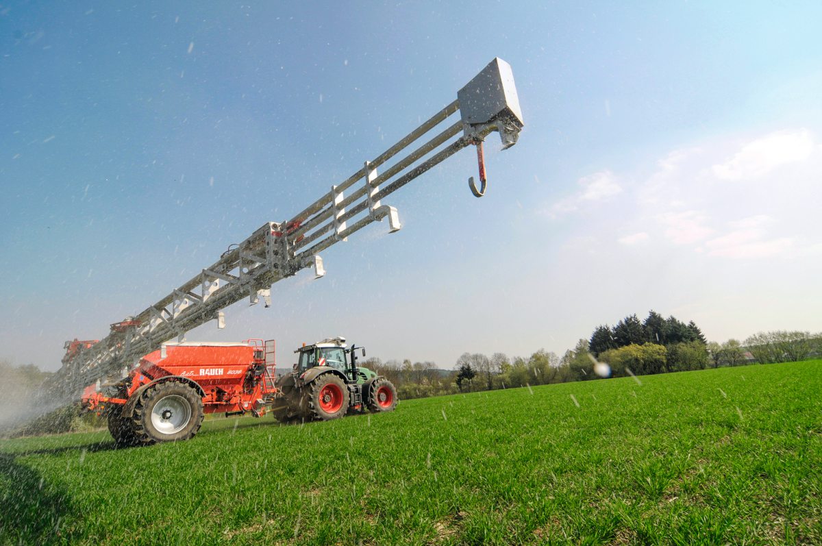 Pneumatischer Düngerstreuer auf dem Feld