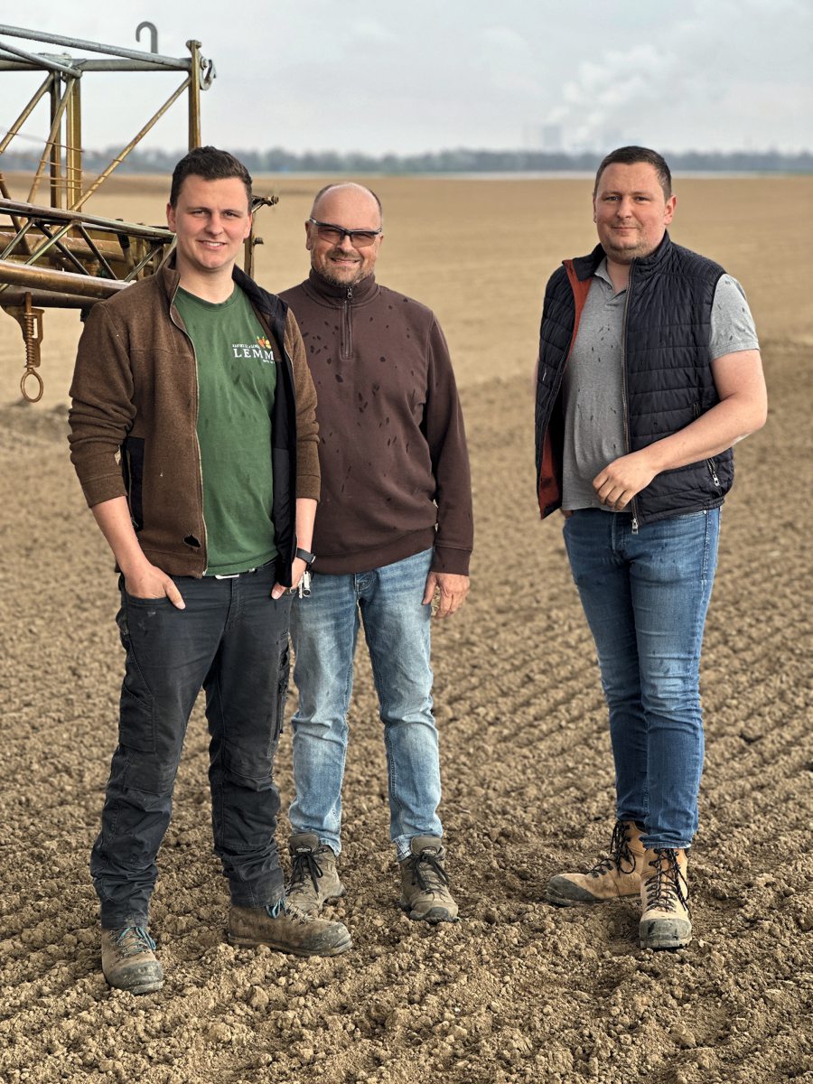 Drei Landwirte stehen auf dem Feld