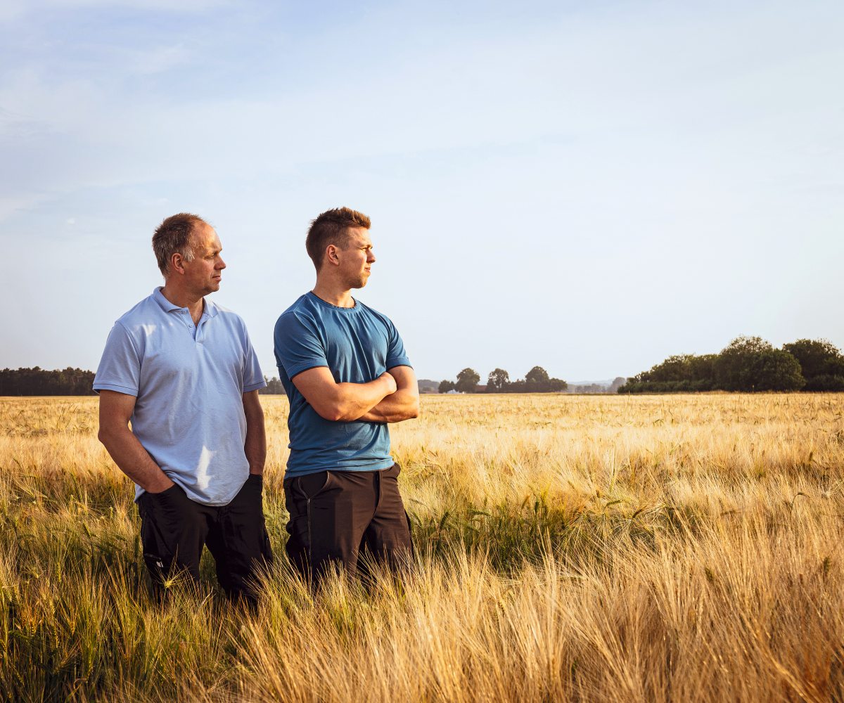 Zwei Männer im Feld stehend