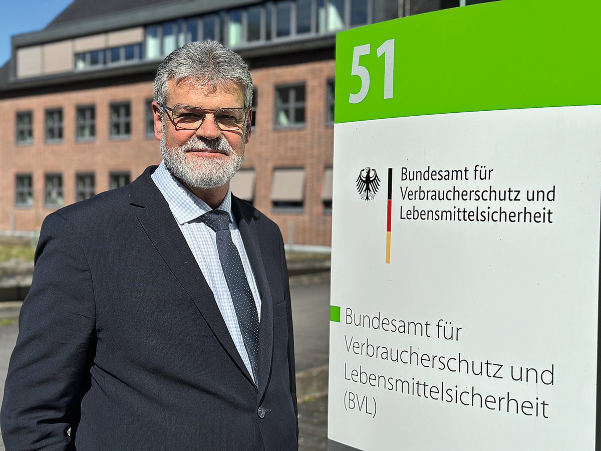 Dr. Thomas Schneider vor dem BVL Gebäude