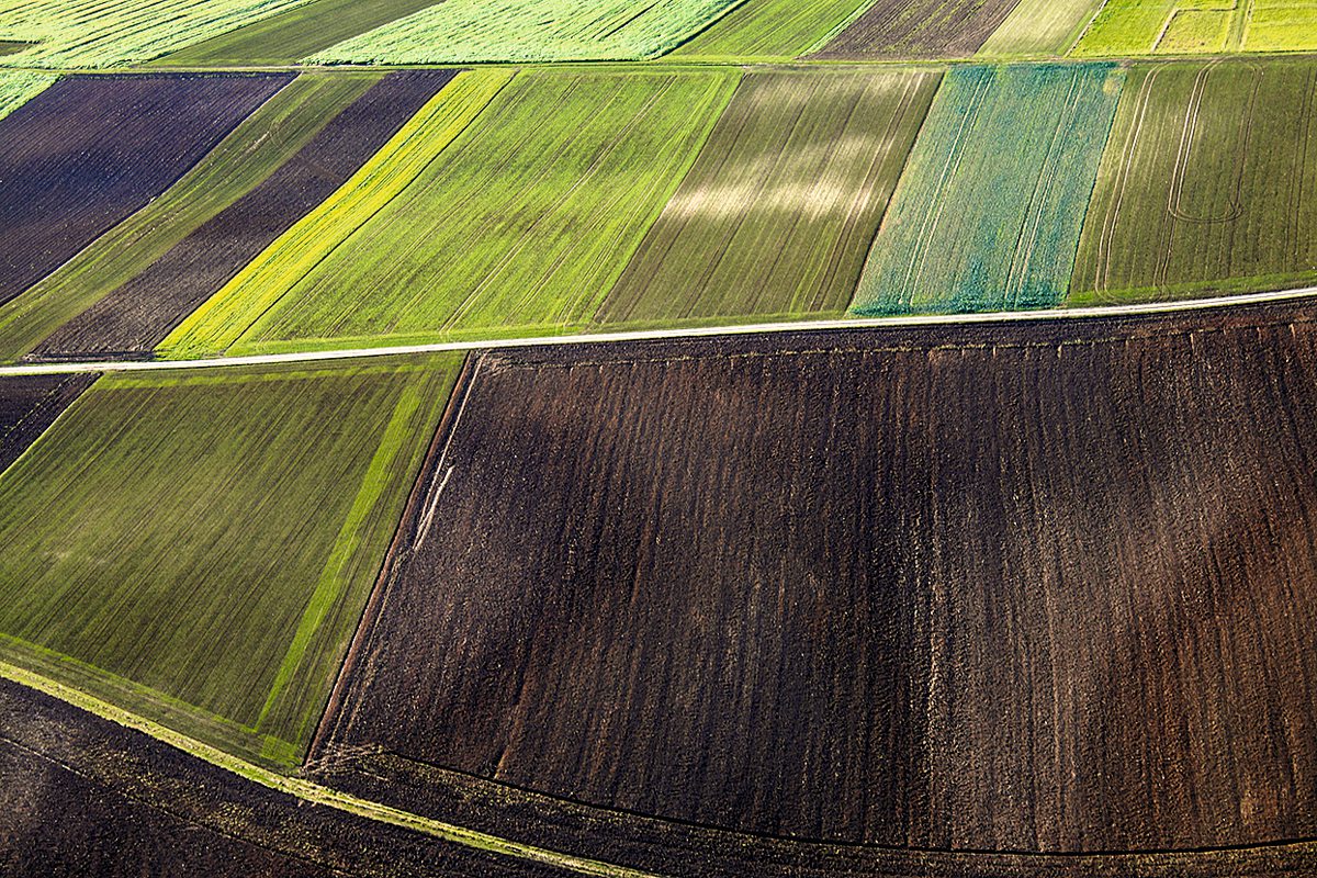 Luftbild von landwirtschaftlichem Ackerland 