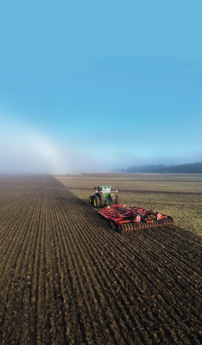 Ein Traktor bereitet einen Acker für die Aussaat vor