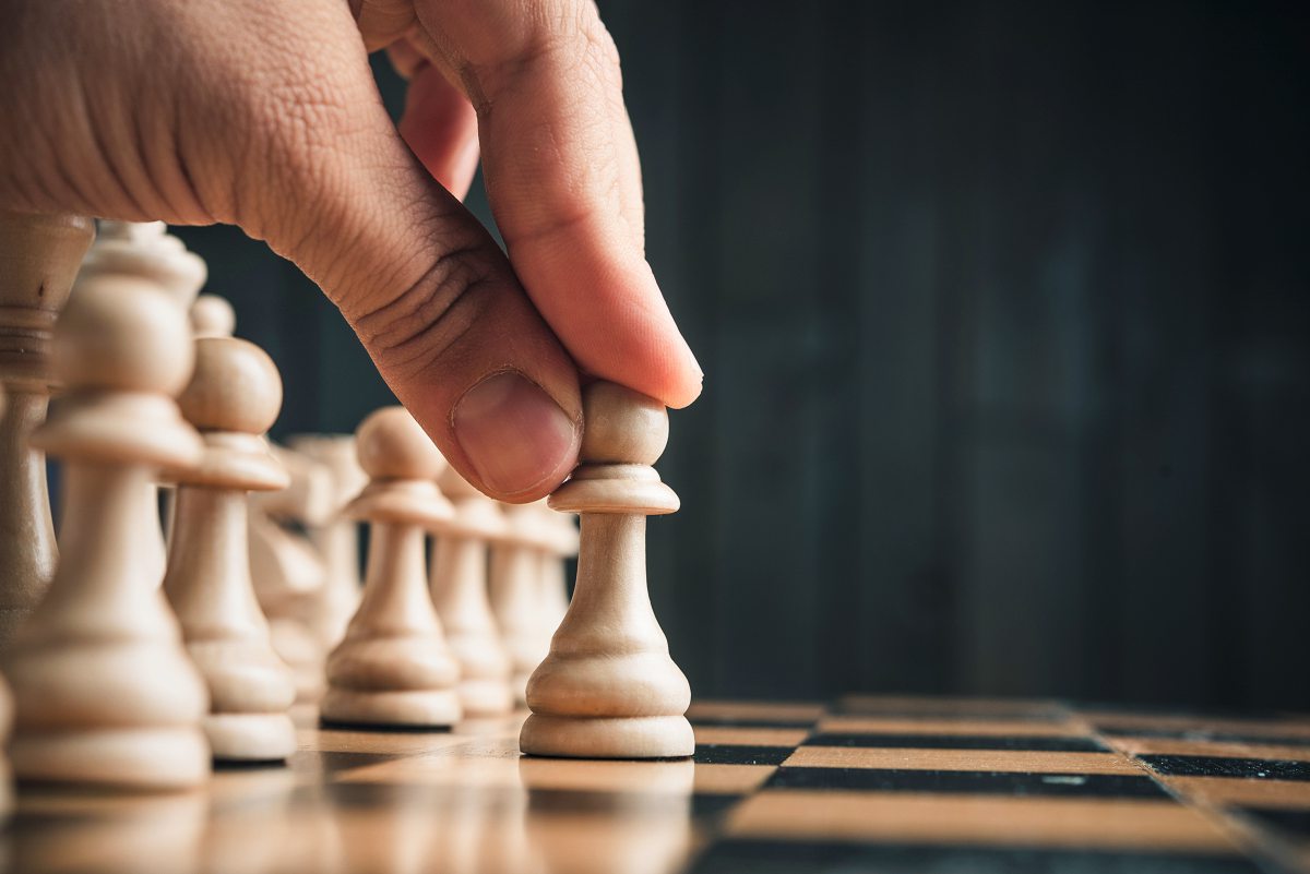 Finger bewegen eine Schachfigur