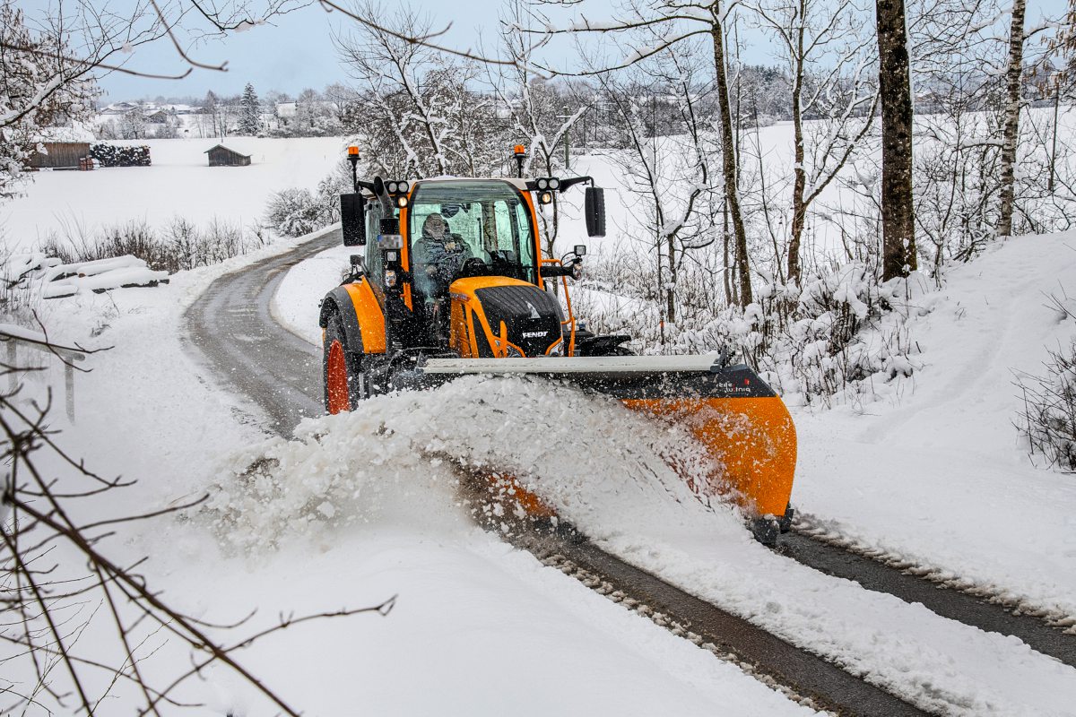 Traktor beim Winterdienst