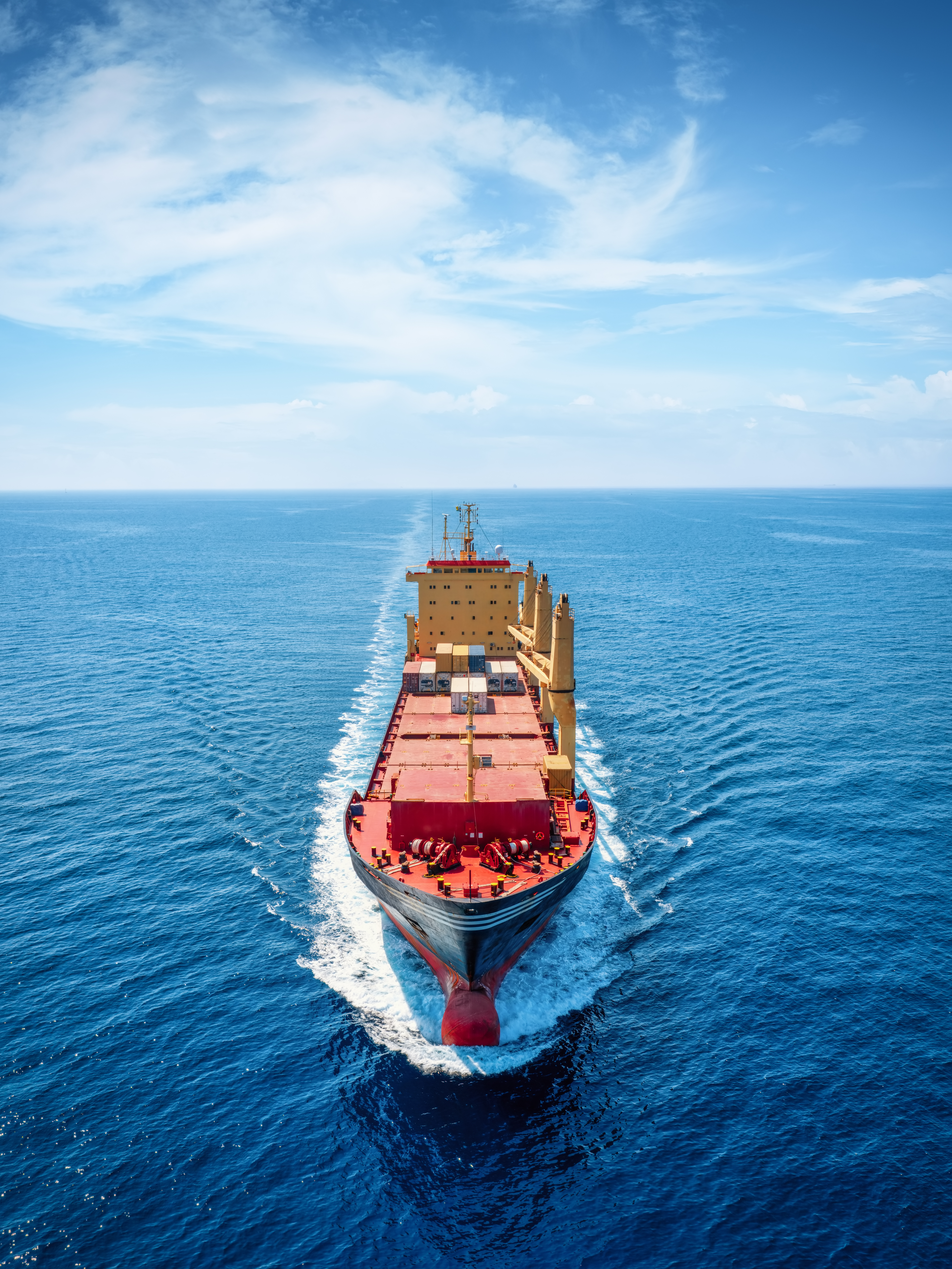 Ein Frachter auf dem Ozean