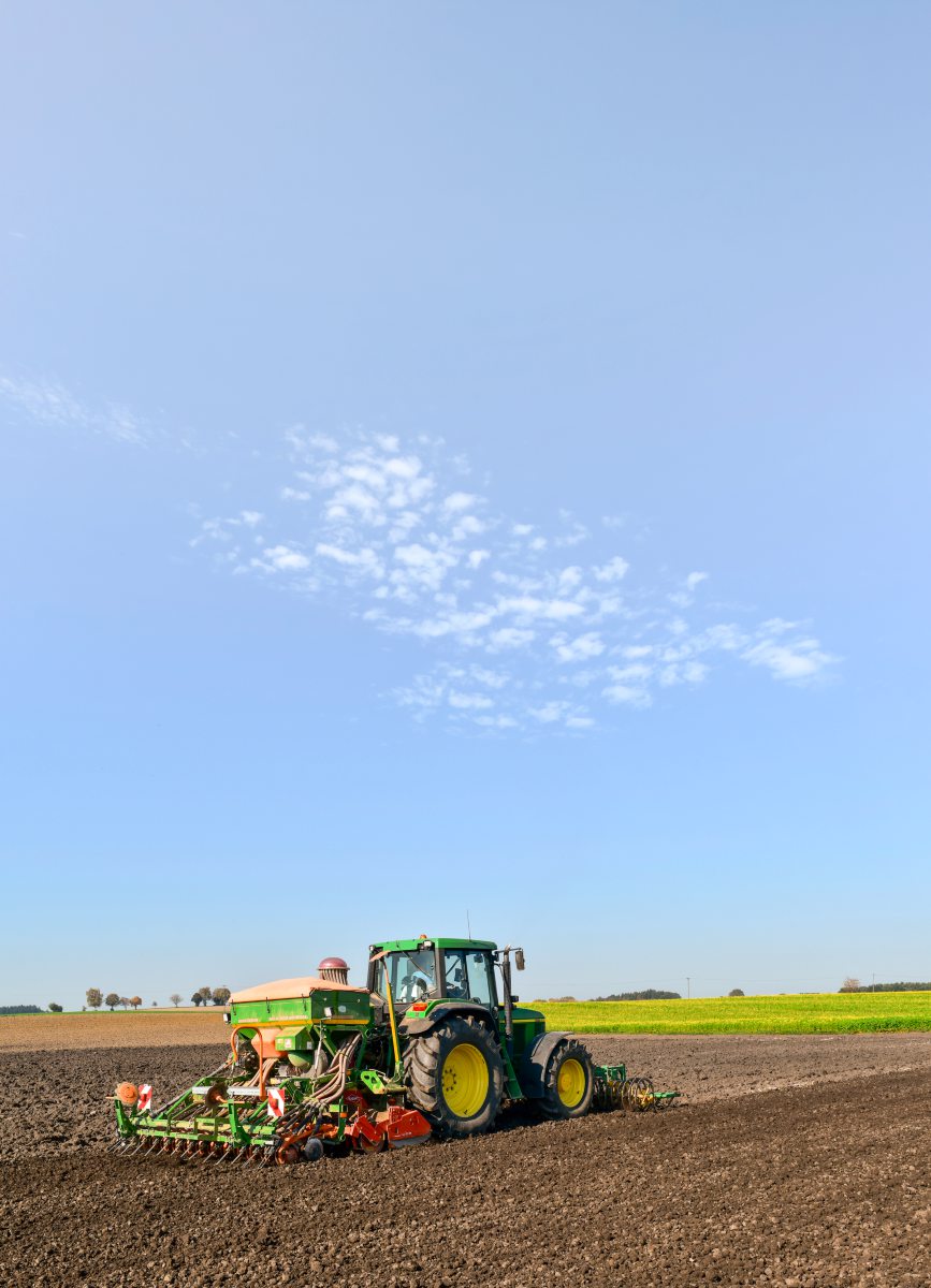 Traktor mit Sämaschine