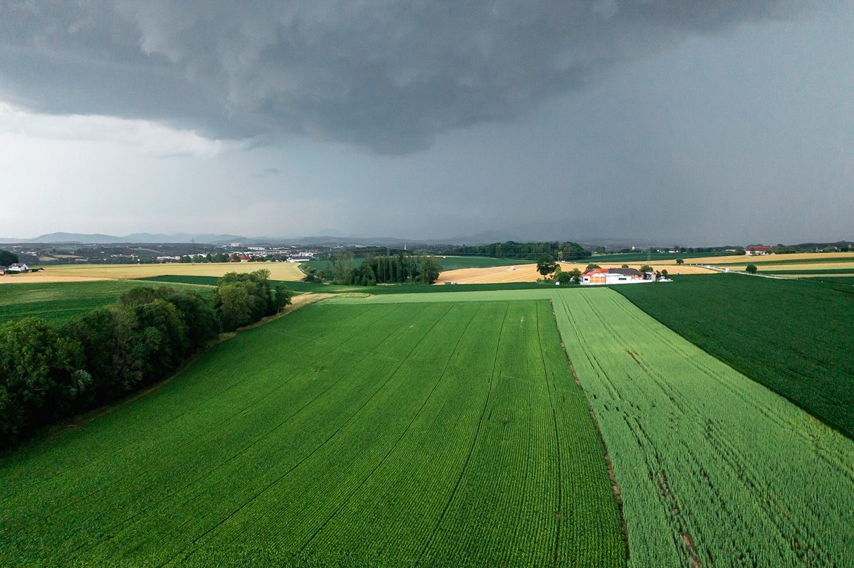 Unwetterwolken über einer Agrarlandschaft
