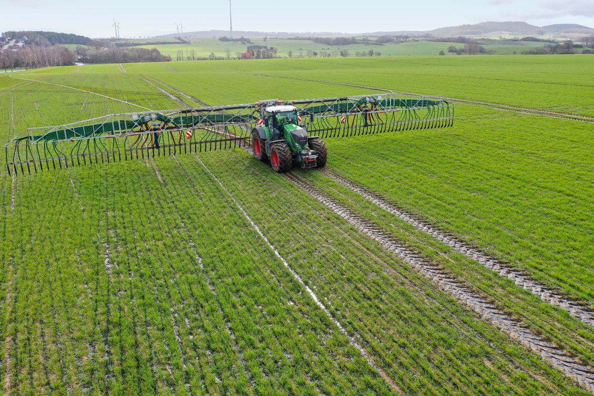 Traktor bringt flüssigen Wirtschaftsdünger auf Acker aus
