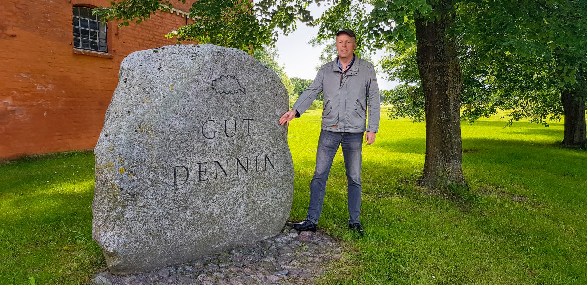 Portraitfoto Henning Schroll auf seinem Betrieb in Mecklenburg-Vorpommern