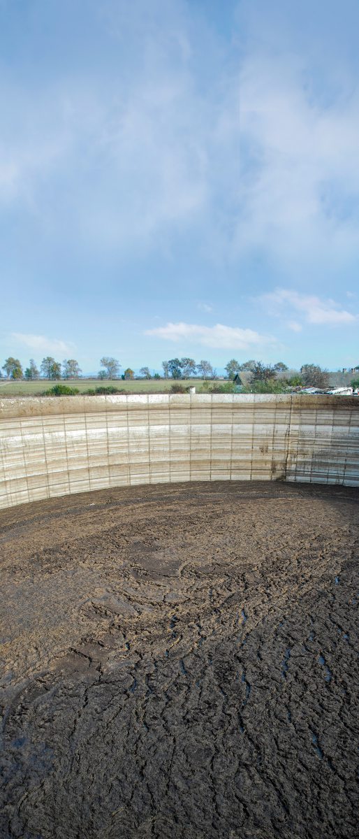 Ein Güllebehälter mit Schwimmschicht