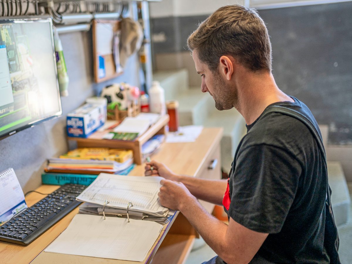 Landwirt im Agrarbüro