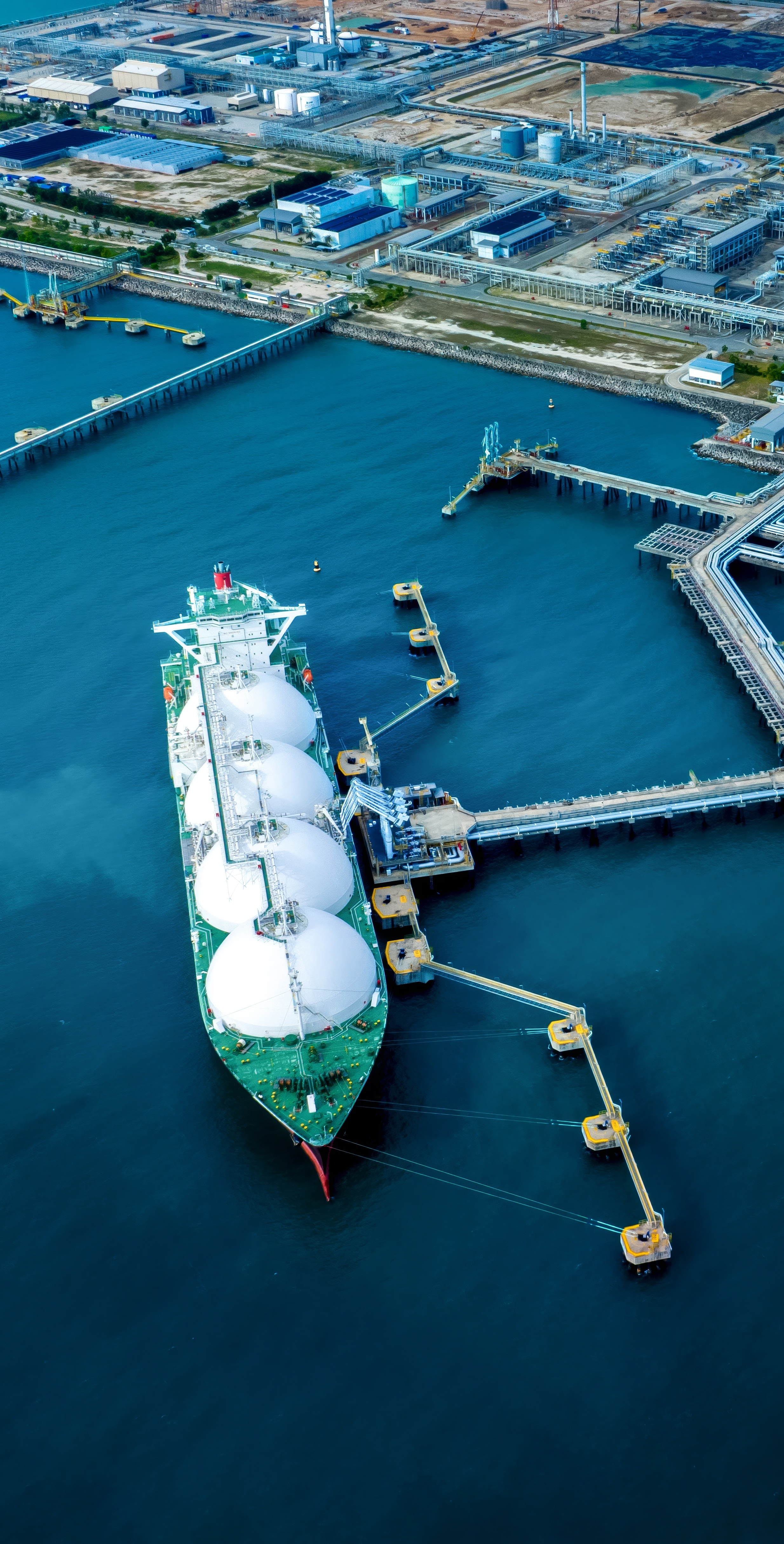 LNG-Tanker am Terminal tankt Flüssiggas