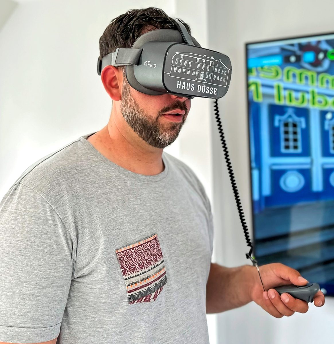 Mann mit VR Brille