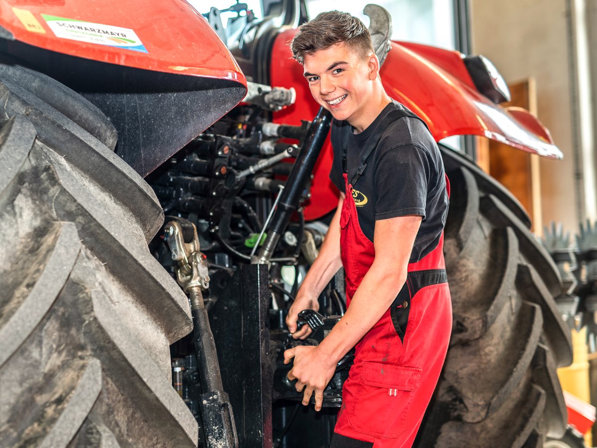 Junglandwirt bei einer Reparatur einer Landmaschine