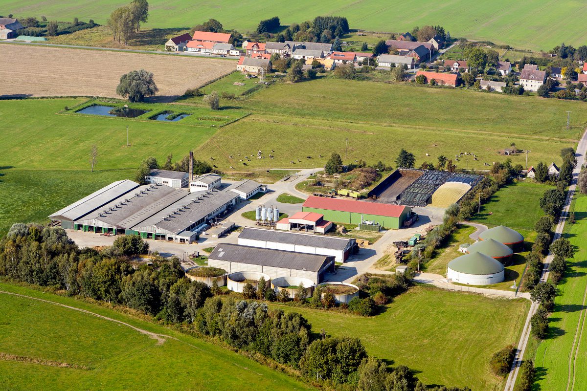 Landwirtschaftliche Fläche mit Feldern und Stallungen