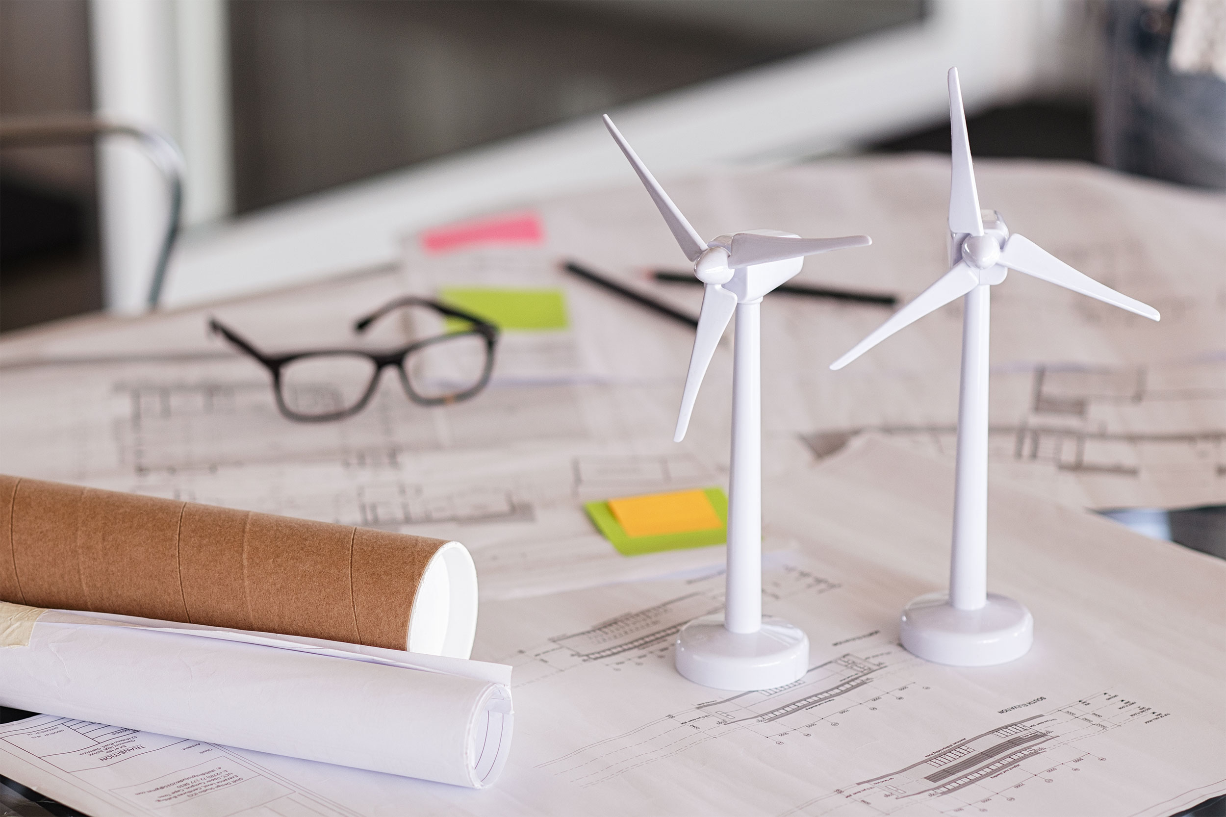 Modelle von Windrädern auf einem Planungsschreibtisch platziert
