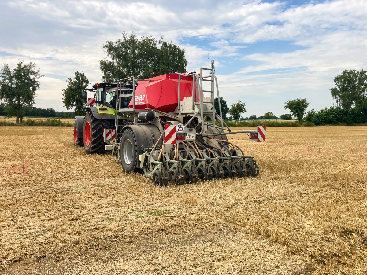 Traktor bei der Zwischenfrucht Aussaat