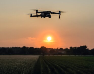 Drohne über einem Feld