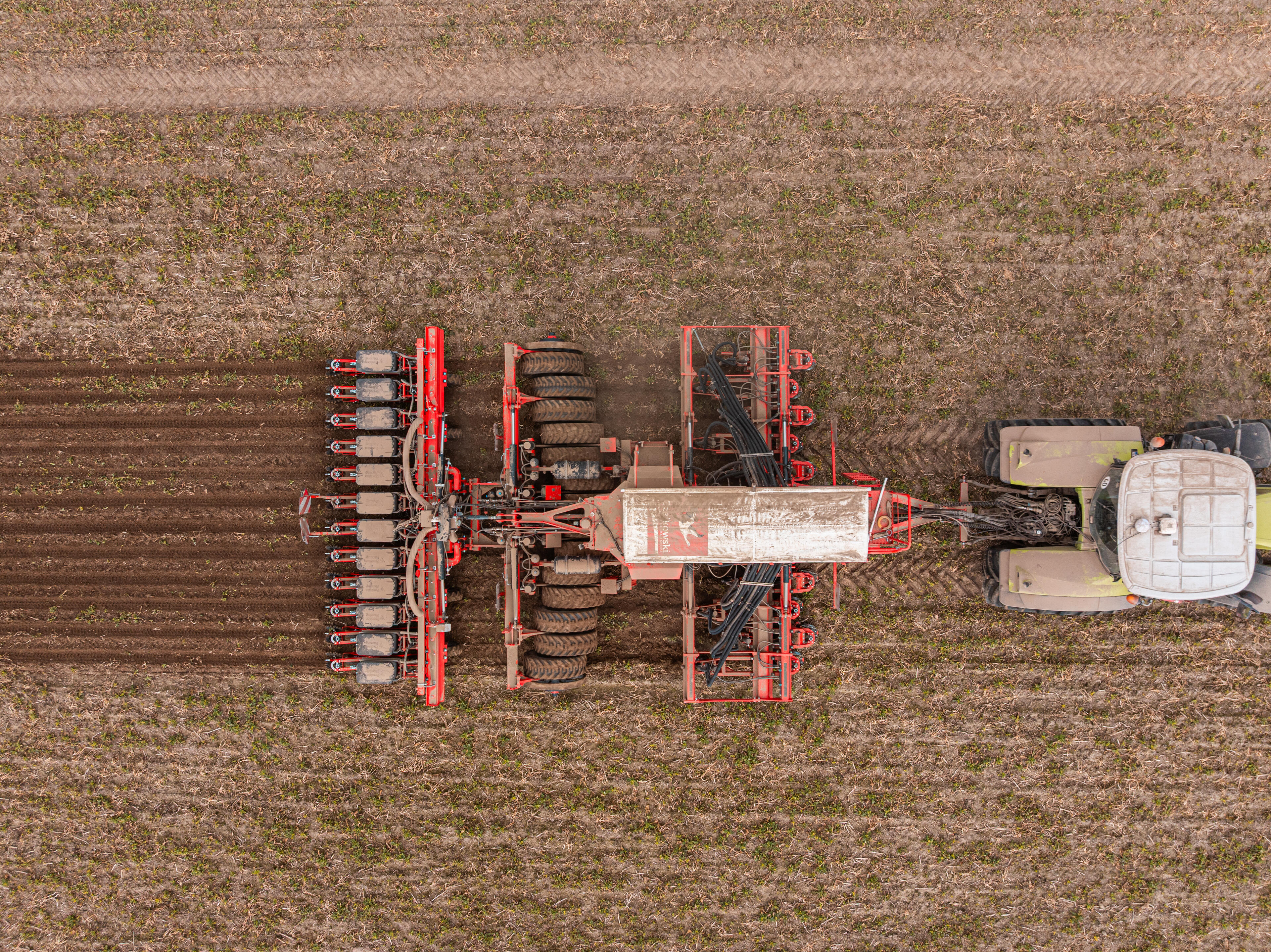 Luftbild: Strip-Till-Gerät von oben bei der Aussaat