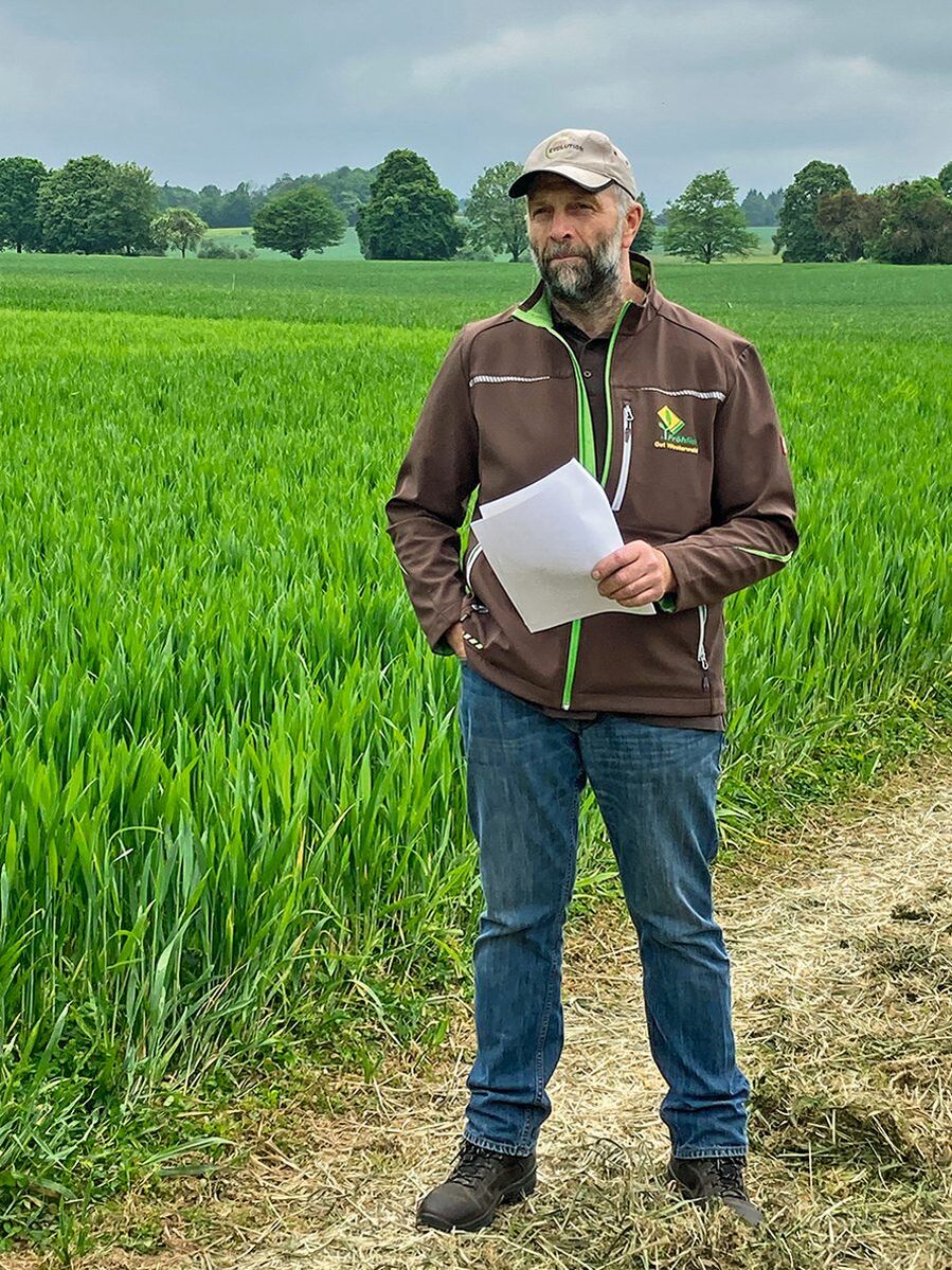 Betriebsleiter Paul Prassler im Feld