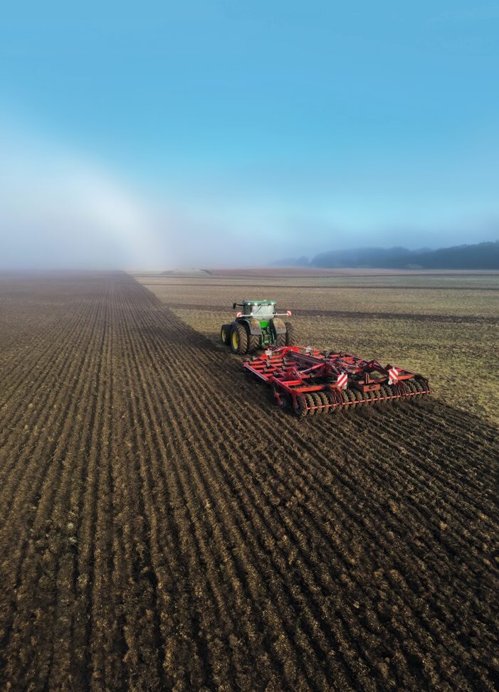 Ein Traktor bereitet einen Acker für die Aussaat vor