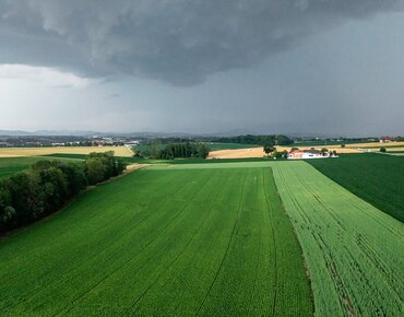Unwetterwolken über einer Agrarlandschaft