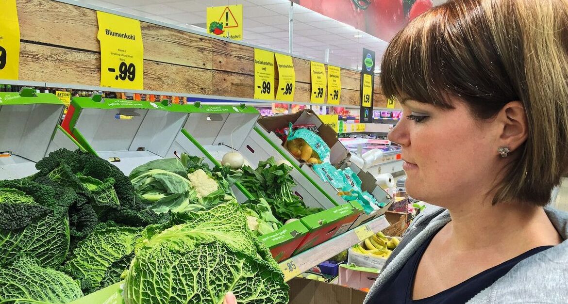 Frau im Bio-Supermarkt