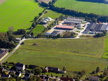 Luftbild von einem Milchviehbetrieb