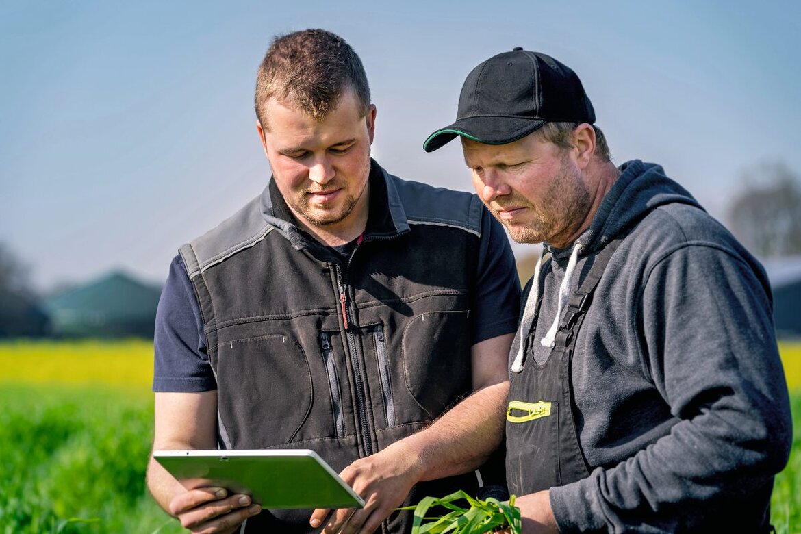 Zwei Männer schauen auf ein iPad