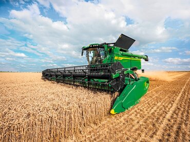 John Deere Mähdrescher im Weizen 