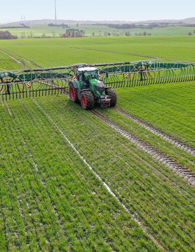 Traktor bringt flüssigen Wirtschaftsdünger auf Acker aus