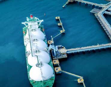 LNG-Tanker am Terminal tankt Flüssiggas