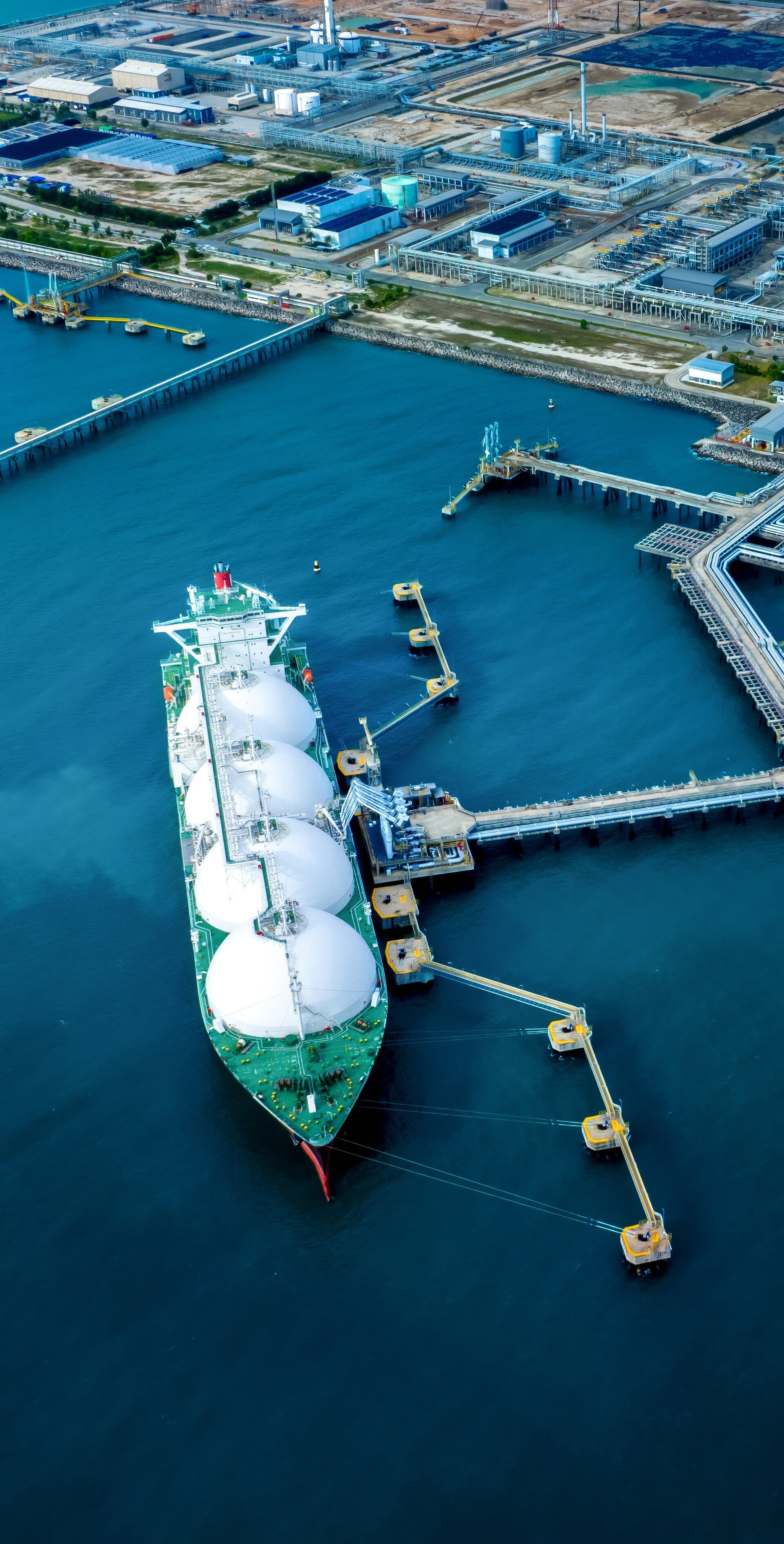 LNG-Tanker am Terminal tankt Flüssiggas