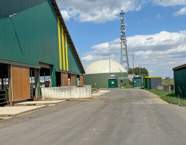 Stallgebäude und Biogasanlage mit Energie- Anlagenbereich