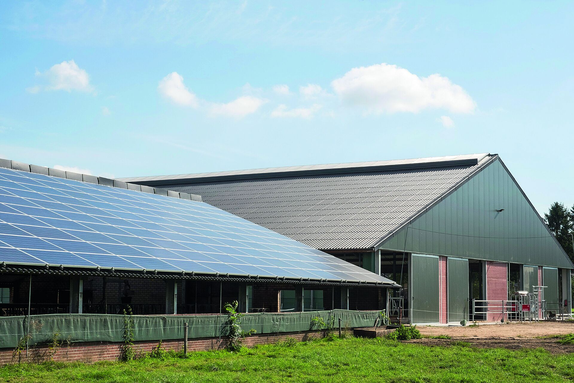 Ein moderner Kuhstall von außen. Auf dem Dach ist eine Photovoltaikanlage