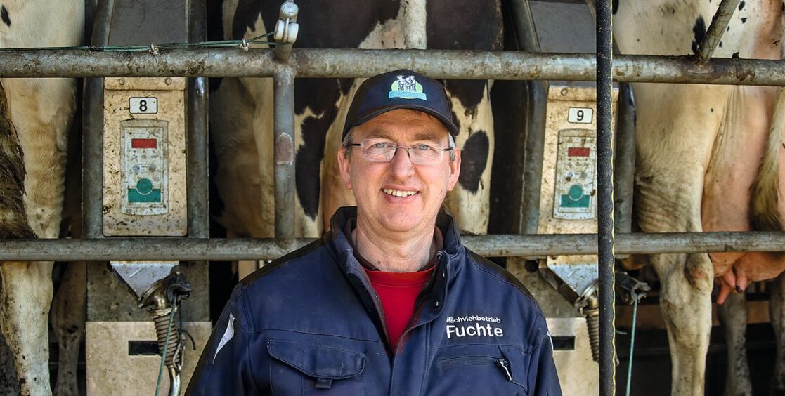 Landwirt Fuchte vor dem Melkkarussel