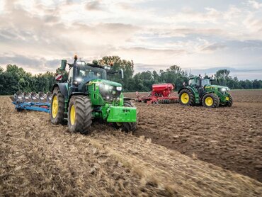 John Deere Traktoren bei der Aussaat 