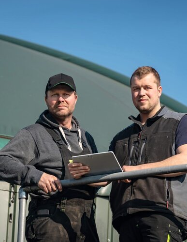 Zwei junge Landwirte 