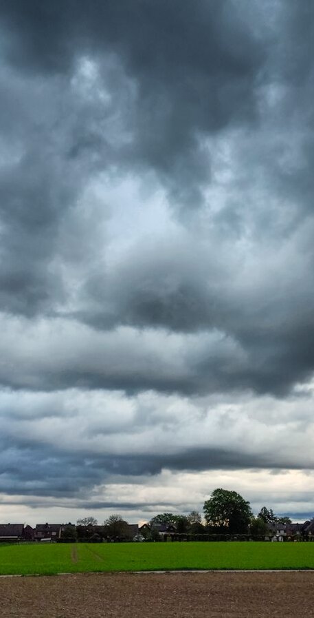 Dunkle Wolken über einer Agrarlandschaft
