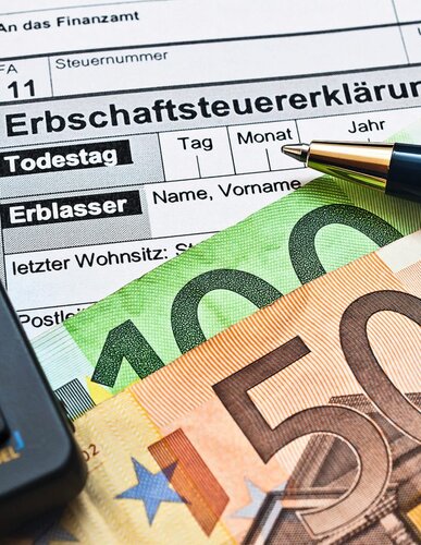 Geld auf dem Schreibtisch 