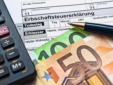 Geld auf dem Schreibtisch 