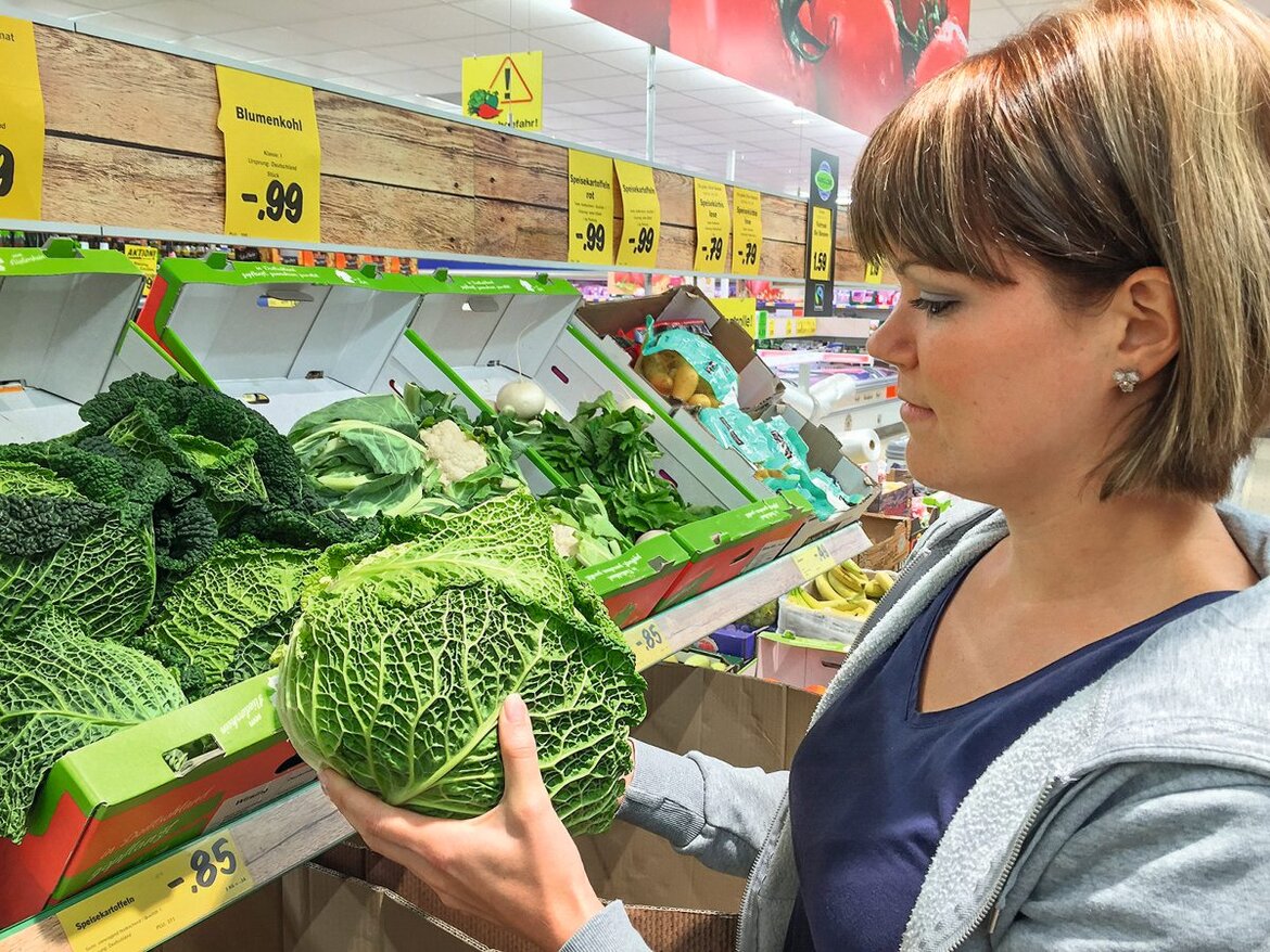 Junge Frau beim einkaufen