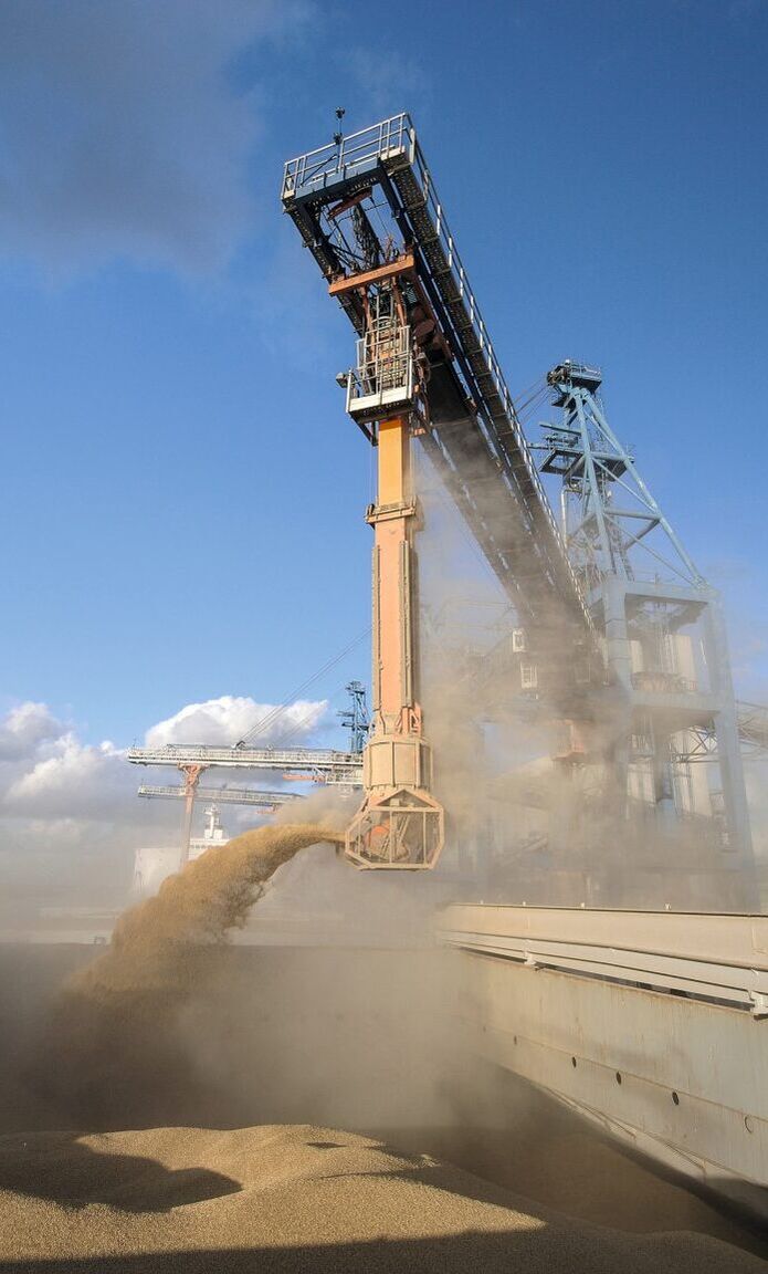 Schiff wird mit Getreide beladen